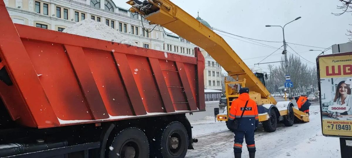«Здесь проявляется наш донецкий характер»: рабочие ДРСУ приезжают на места обстрелов первыми «Здесь проявляется наш донецкий характер»: рабочие ДРСУ приезжают на места обстрелов первыми