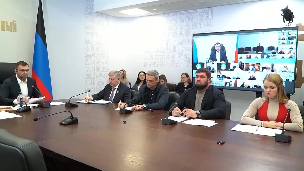 Глава Республики Денис Пушилин провёл еженедельное оперативное совещание с руководителями органов исполнительной власти и главами муниципальных образований