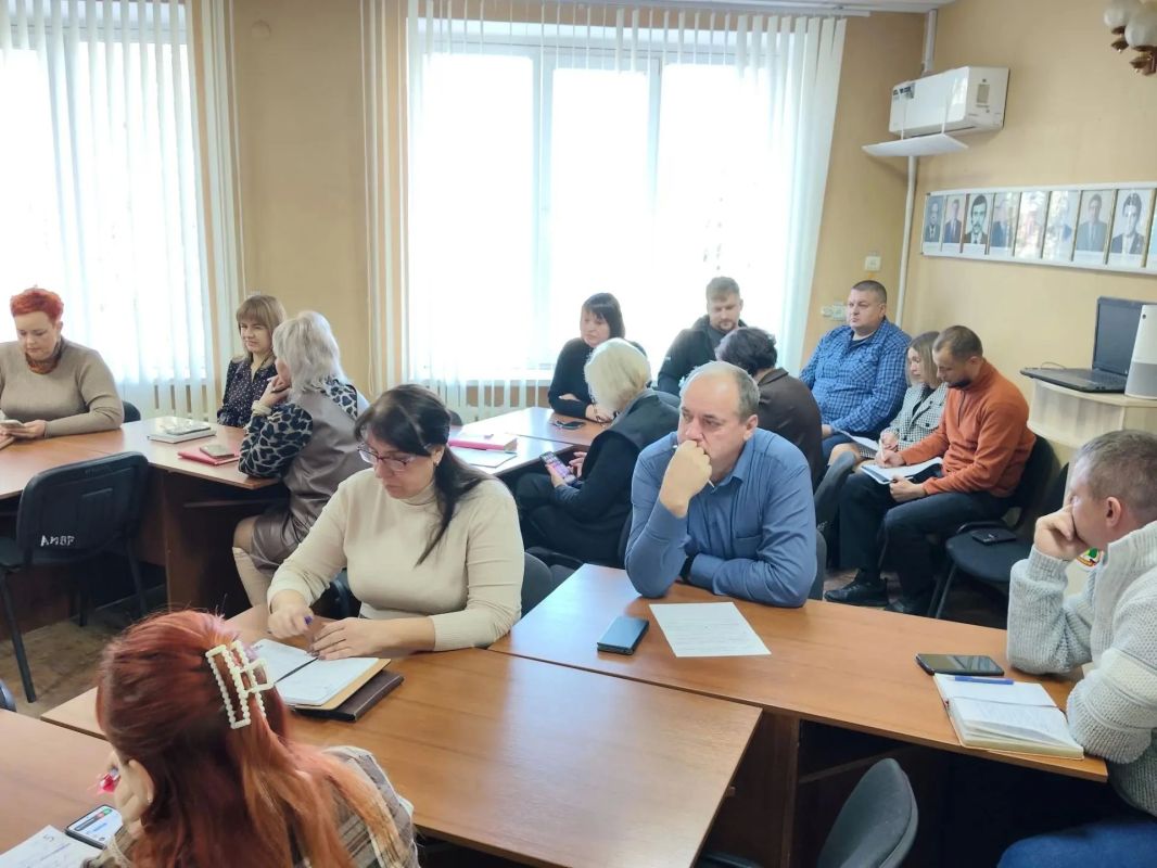 Игорь Лызов: В администрации Амвросиевского муниципального округа состоялось еженедельное аппаратное совещание с участием начальников управлений, отделов, секторов и руководителей подведомственных учреждений