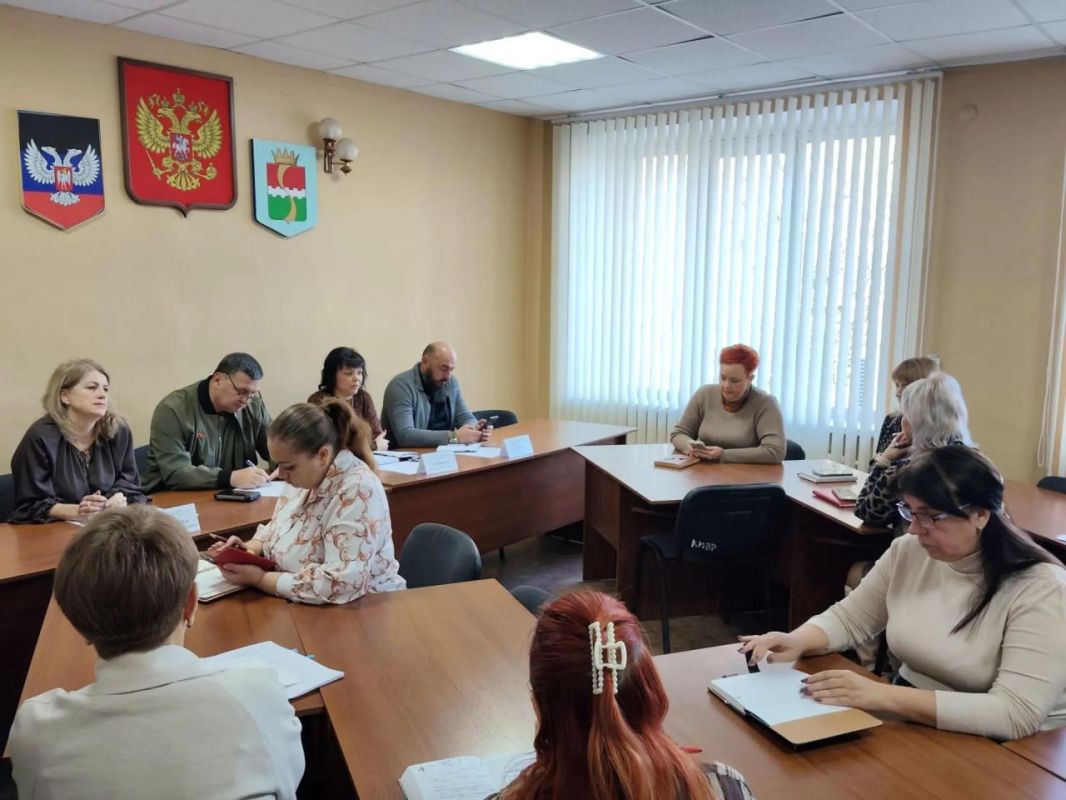 В администрации Амвросиевского муниципального округа состоялось еженедельное аппаратное совещание с участием начальников управлений, отделов, секторов и руководителей подведомственных учреждений В администрации Амвросиевского муниципального округа состоялось еженедельное аппаратное совещание с участием начальников управлений, отделов, секторов и руководителей подведомственных учреждений