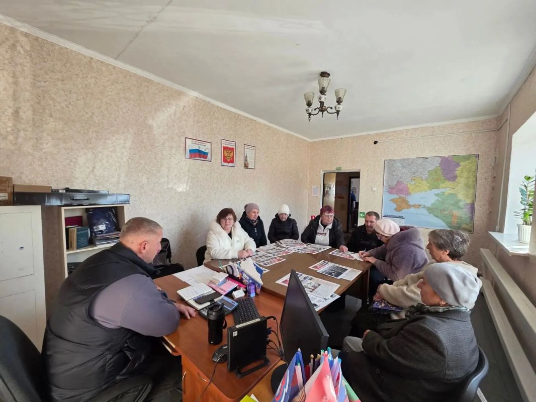 Заведующий Коммунаровским территориальным сектором Владимир Валерьевич Кистенюк провёл встречу с неравнодушными жителями села, общественниками и активистами Заведующий Коммунаровским территориальным сектором Владимир Валерьевич Кистенюк провёл встречу с неравнодушными жителями села, общественниками и активистами