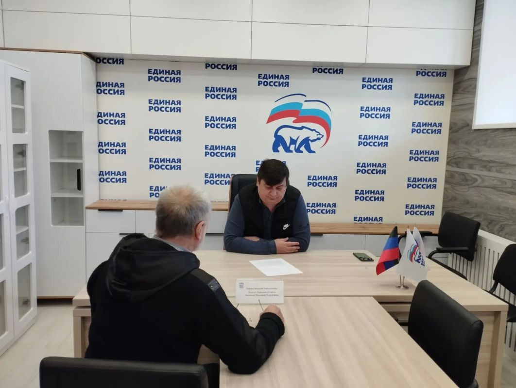 Сегодня, 28 октября, депутат Народного Совета Донецкой Народной Республики Василий Перцев провел приём граждан в общественной приемной «Единой России» Центрально-Городского внутригородского района городского округа Макеевка.