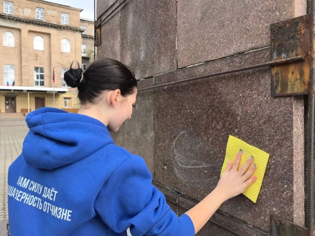 Активисты местного штаба Молодежки «Народного фронта» и Ясиноватского отделения «Молодой Республики» продолжают свою общественно-полезную миссию Активисты местного штаба Молодежки «Народного фронта» и Ясиноватского отделения «Молодой Республики» продолжают свою общественно-полезную миссию