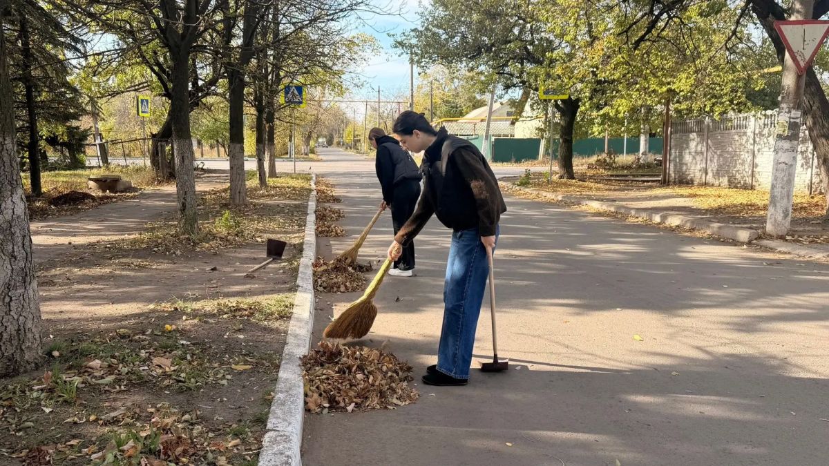 Юные активисты Ждановки наводят чистоту в городе Юные активисты Ждановки наводят чистоту в городе