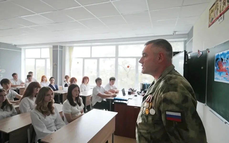 Флаг, город, судьба: Участник освобождения Мариуполя рассказал школьникам о своем боевом пути Флаг, город, судьба: Участник освобождения Мариуполя рассказал школьникам о своем боевом пути