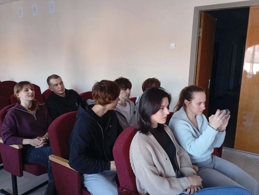 В администрации Ясиноватой прошла встреча заместителя главы администрации округа Сергея Присяжного с активной молодежью округа В администрации Ясиноватой прошла встреча заместителя главы администрации округа Сергея Присяжного с активной молодежью округа