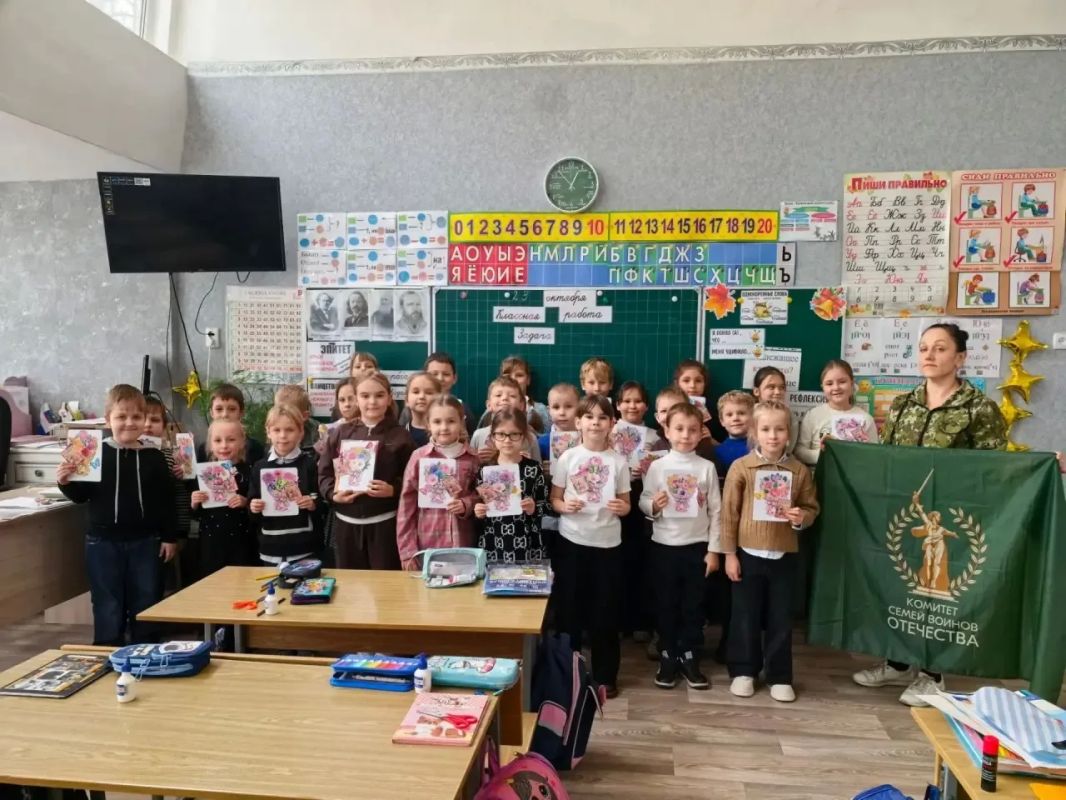 «Открытка для любимых»: Торезское отделение КСВО провело мастер-класс для школьников