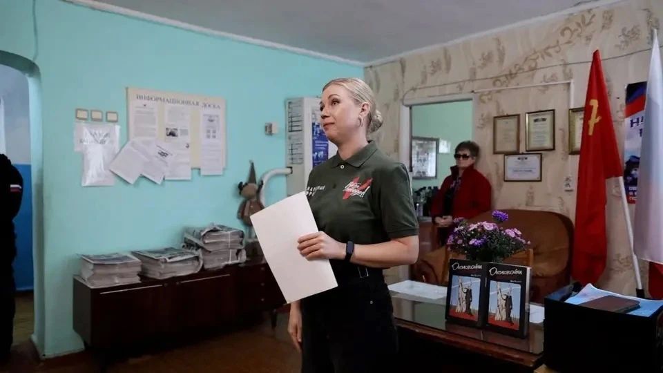 Народный фронт и донецкая поэтесса Инна Кучерова доставили гуманитарную помощь эвакуированным, находящимся в пункте временного размещения в Шахтерске Народный фронт и донецкая поэтесса Инна Кучерова доставили гуманитарную помощь эвакуированным, находящимся в пункте временного размещения в Шахтерске