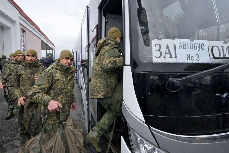 Максим Григорьев встретился с вернувшимися из плена российскими военнослужащими Максим Григорьев встретился с вернувшимися из плена российскими военнослужащими