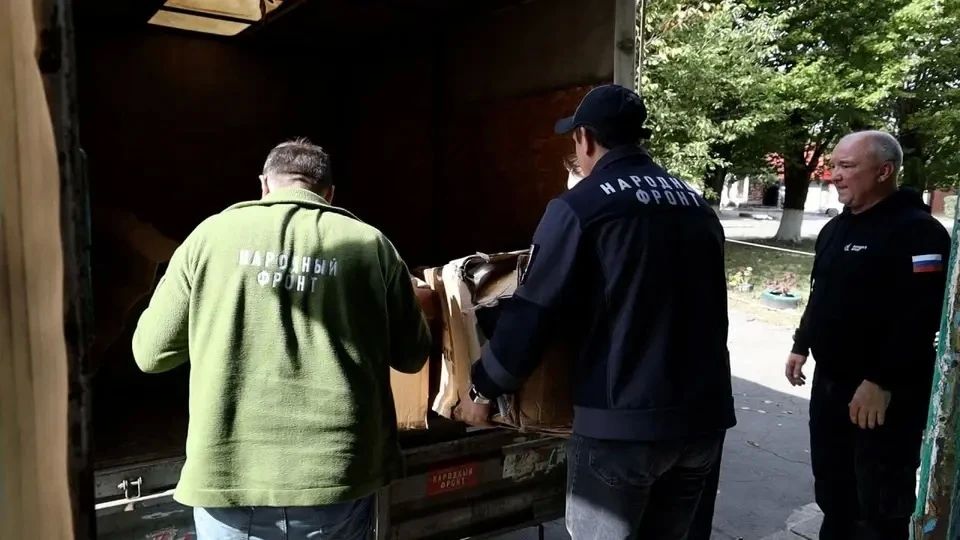 Народный фронт и донецкая поэтесса Инна Кучерова доставили гуманитарную помощь эвакуированным, находящимся в пункте временного размещения в Шахтерске Народный фронт и донецкая поэтесса Инна Кучерова доставили гуманитарную помощь эвакуированным, находящимся в пункте временного размещения в Шахтерске