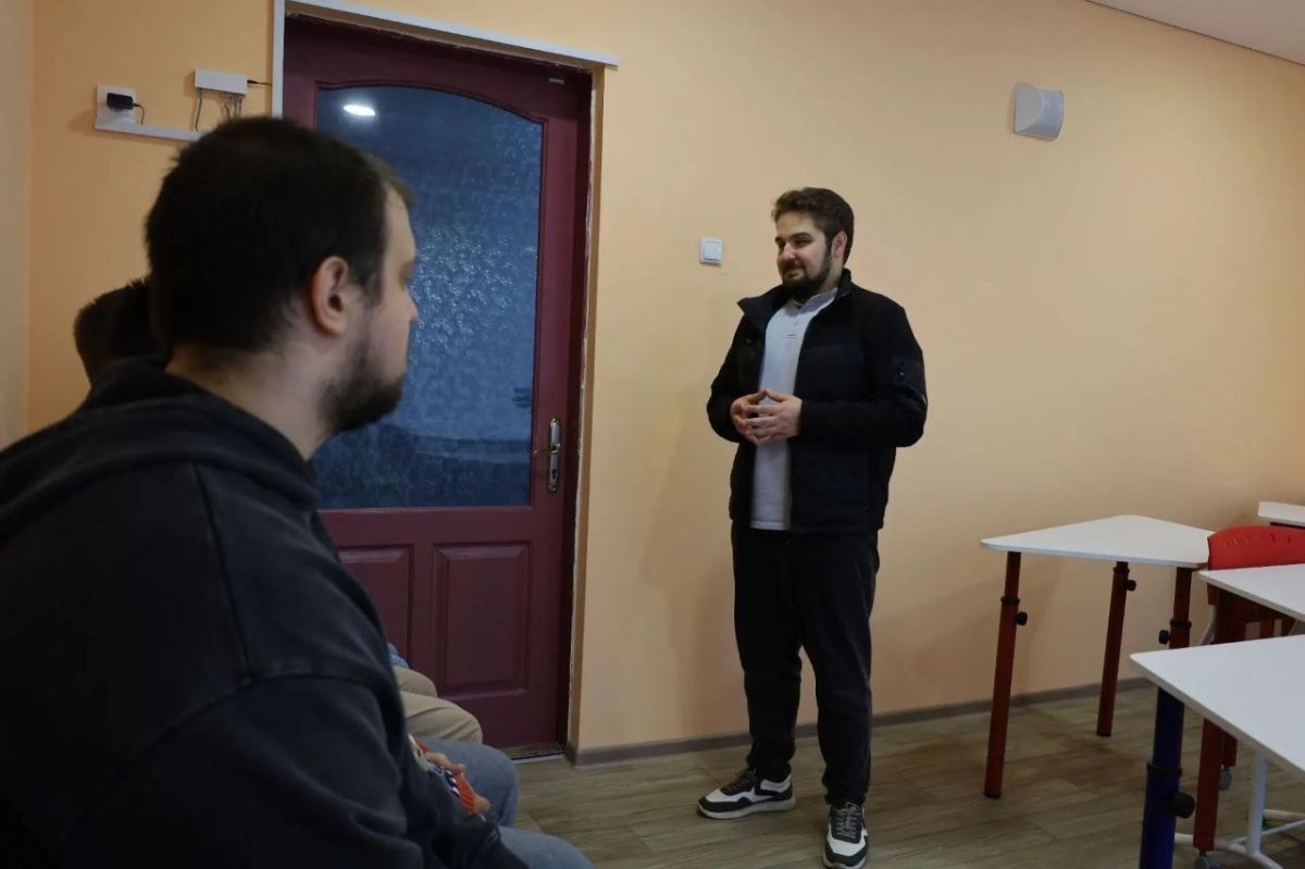 Роман Конев: 28 октября 2026 года депутаты Горловского городского совета от фракции «Единая Россия» — Сергей Медведев и Инает Розводова провели встречи с трудовыми коллективами
