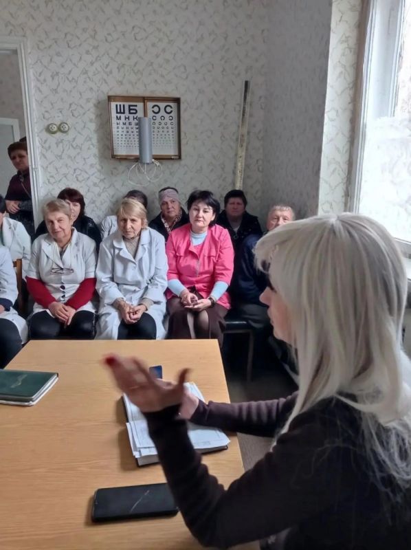 Заместитель секретаря Амвросиевского местного отделения Партии "Единая Россия" Елена Фисенко провела встречу с сотрудниками Благодатновской амбулатории (ОПСМ)