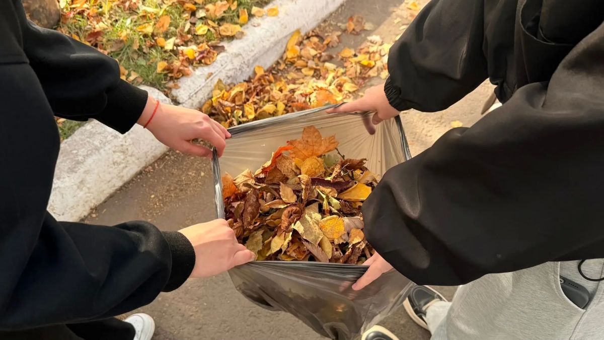 Юные активисты Ждановки наводят чистоту в городе Юные активисты Ждановки наводят чистоту в городе
