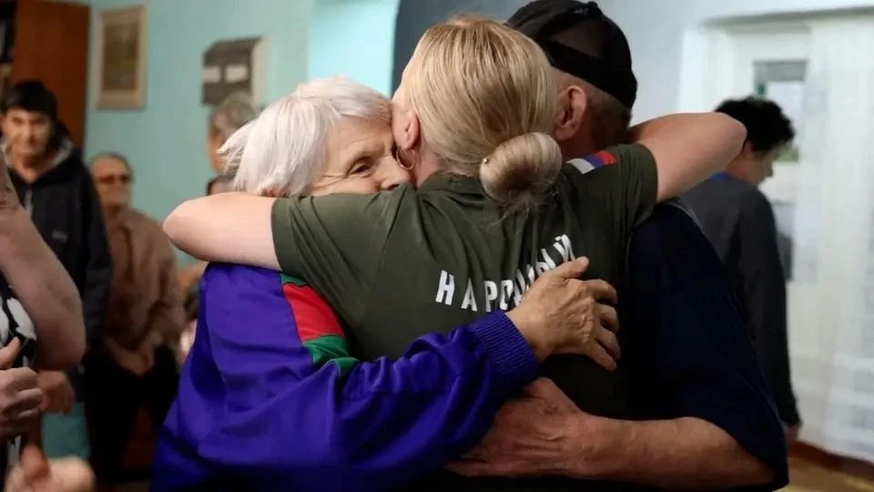 Народный фронт и донецкая поэтесса Инна Кучерова доставили гуманитарную помощь эвакуированным, находящимся в пункте временного размещения в Шахтерске Народный фронт и донецкая поэтесса Инна Кучерова доставили гуманитарную помощь эвакуированным, находящимся в пункте временного размещения в Шахтерске