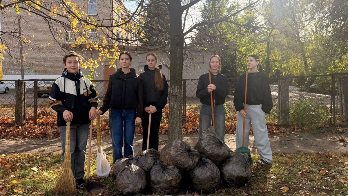 Юные активисты Ждановки наводят чистоту в городе