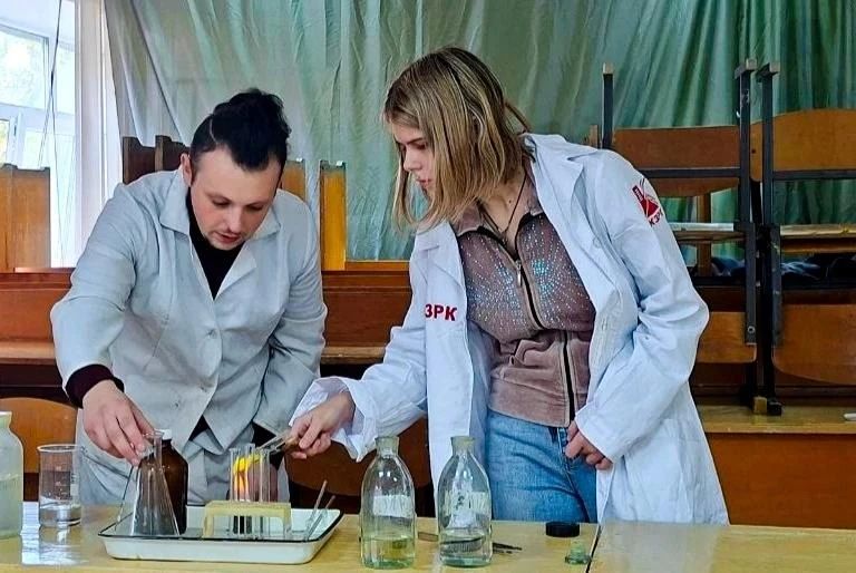 Химики ДонГУ провели научно-познавательную программу для школьников и лицеистов Химики ДонГУ провели научно-познавательную программу для школьников и лицеистов
