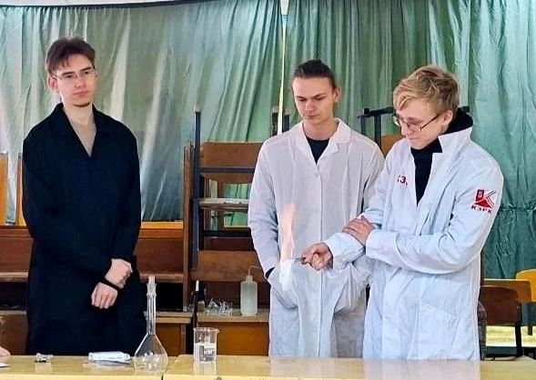 Химики ДонГУ провели научно-познавательную программу для школьников и лицеистов Химики ДонГУ провели научно-познавательную программу для школьников и лицеистов