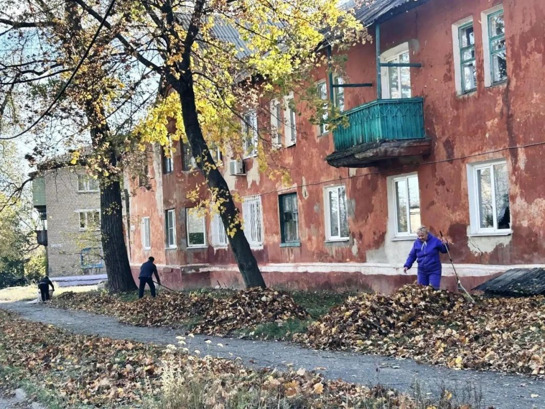 Роман Конев: В Калининском районе Горловки благодаря проекту «Управдом» жильцы многоквартирного дома объединились для проведения субботника Роман Конев: В Калининском районе Горловки благодаря проекту «Управдом» жильцы многоквартирного дома объединились для проведения субботника