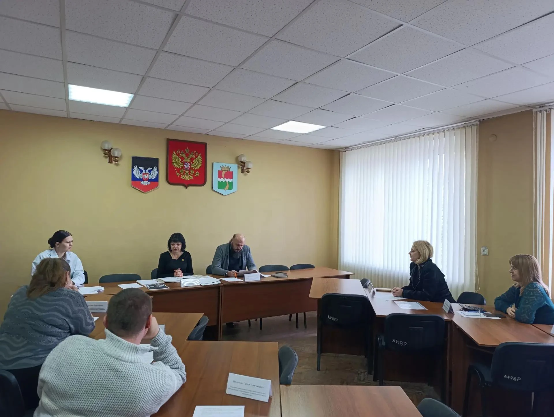 В администрации Амвросиевского муниципального округа состоялось заседание комиссии по установлению мер социальной поддержки под председательством председателя комиссии Крюковой Елены Николаевны