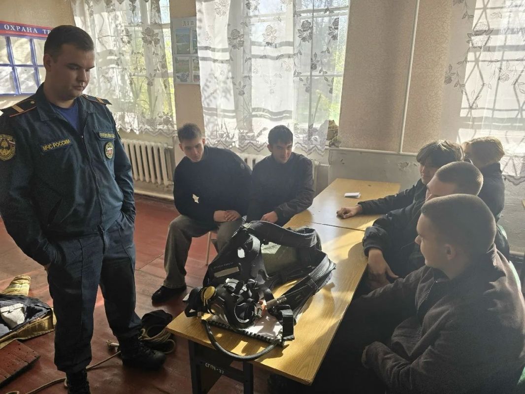 Школьники Ждановки побывали в гостях у спасателей Школьники Ждановки побывали в гостях у спасателей
