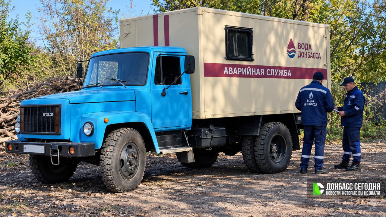 В Донецке нашли сразу три утечки на водопроводе возле огромного затопленного провала по Сеченова