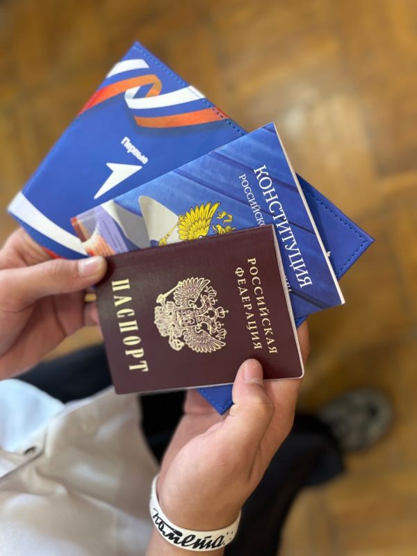 Сотрудники полиции вручили паспорта юным жителям Старобешевского м.о Сотрудники полиции вручили паспорта юным жителям Старобешевского м.о