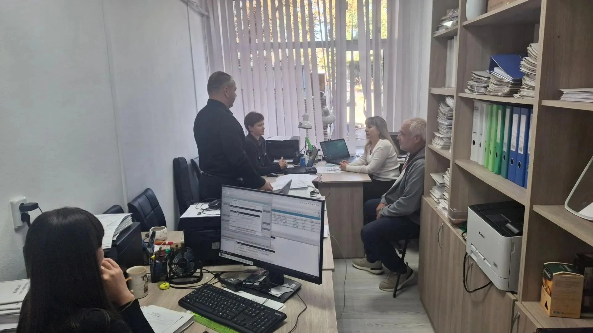 Депутат Тельмановского муниципального совета Александр Хайтулов провел рабочую встречу с трудовым коллективом Тельмановского муниципального совета