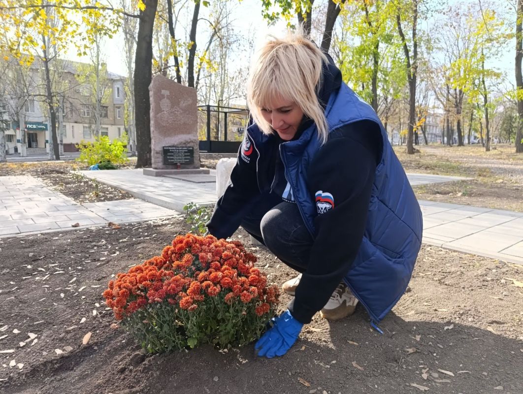 Благодаря проекту "Зелёная экономика" и неустанным усилиям депутатов Торезского городского совета Анны Матраевой и Елены Жировой у "Аллеи Памяти" расцвели новые хризантемы! Благодаря проекту "Зелёная экономика" и неустанным усилиям депутатов Торезского городского совета Анны Матраевой и Елены Жировой у "Аллеи Памяти" расцвели новые хризантемы!
