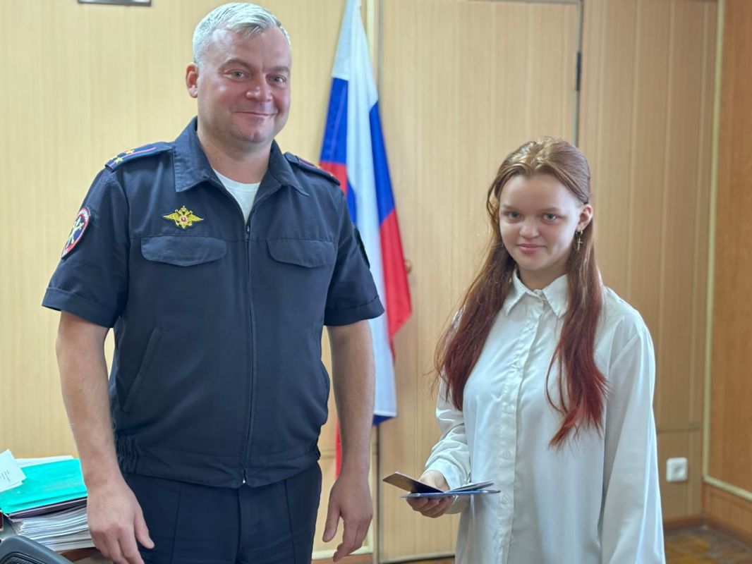 Сотрудники полиции вручили паспорта юным жителям Старобешевского м.о Сотрудники полиции вручили паспорта юным жителям Старобешевского м.о