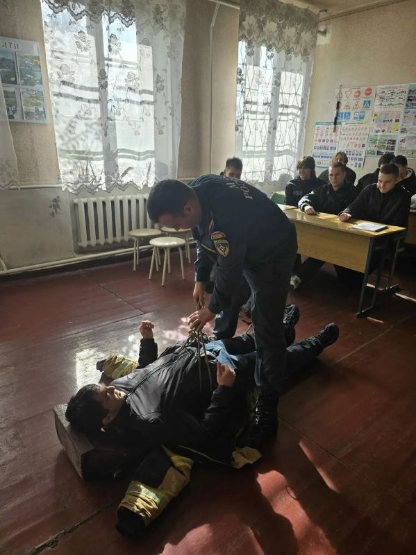 Школьники Ждановки побывали в гостях у спасателей Школьники Ждановки побывали в гостях у спасателей