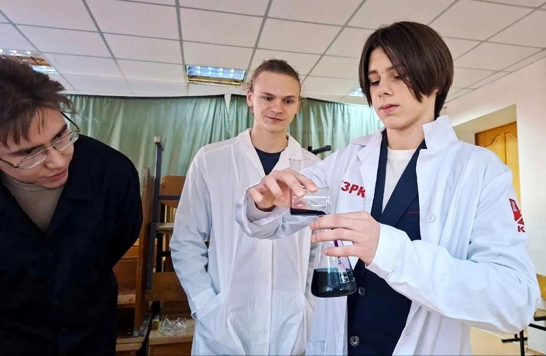 Химики ДонГУ провели научно-познавательную программу для школьников и лицеистов Химики ДонГУ провели научно-познавательную программу для школьников и лицеистов