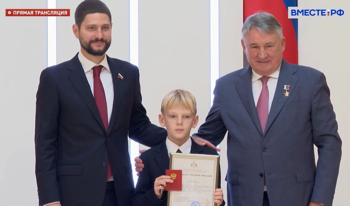 Школьника из Макеевки наградили медалью «За проявленное мужество»: 11-летний Андрей Казарян спас друзей от взрыва Школьника из Макеевки наградили медалью «За проявленное мужество»: 11-летний Андрей Казарян спас друзей от взрыва