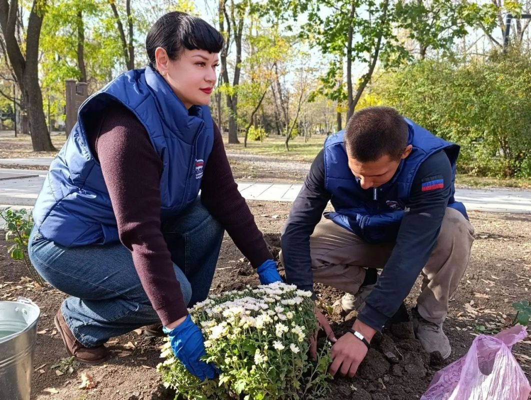 Благодаря проекту "Зелёная экономика" и неустанным усилиям депутатов Торезского городского совета Анны Матраевой и Елены Жировой у "Аллеи Памяти" расцвели новые хризантемы! Благодаря проекту "Зелёная экономика" и неустанным усилиям депутатов Торезского городского совета Анны Матраевой и Елены Жировой у "Аллеи Памяти" расцвели новые хризантемы!