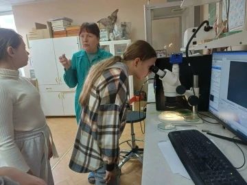 Учащиеся общеобразовательной школы № 4, активно осваивающие тонкости сельскохозяйственного производства на занятиях «Агрокласса», и на каникулах нашли время для «повышения квалификации» Учащиеся общеобразовательной школы № 4, активно осваивающие тонкости сельскохозяйственного производства на занятиях «Агрокласса», и на каникулах нашли время для «повышения квалификации»