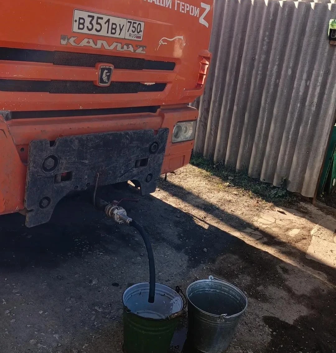 В Кировском внутригородском районе при поддержке региона-шефа Московская область продолжается подвоз воды для жителей домов, в которые в установленный графиком день не поступила вода