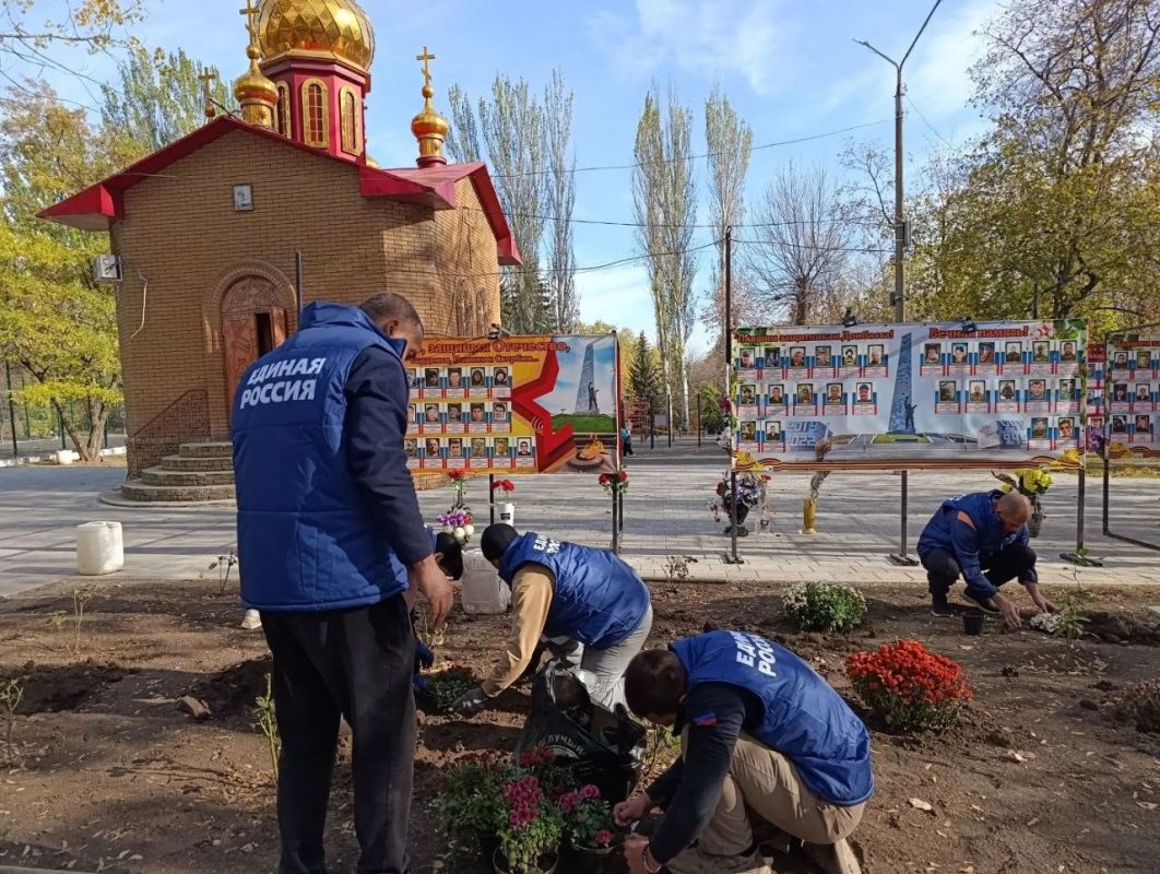 Благодаря проекту "Зелёная экономика" и неустанным усилиям депутатов Торезского городского совета Анны Матраевой и Елены Жировой у "Аллеи Памяти" расцвели новые хризантемы! Благодаря проекту "Зелёная экономика" и неустанным усилиям депутатов Торезского городского совета Анны Матраевой и Елены Жировой у "Аллеи Памяти" расцвели новые хризантемы!