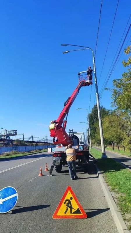 В этом месяце мариупольские энергетики обновили более 150 осветительных приборов В этом месяце мариупольские энергетики обновили более 150 осветительных приборов