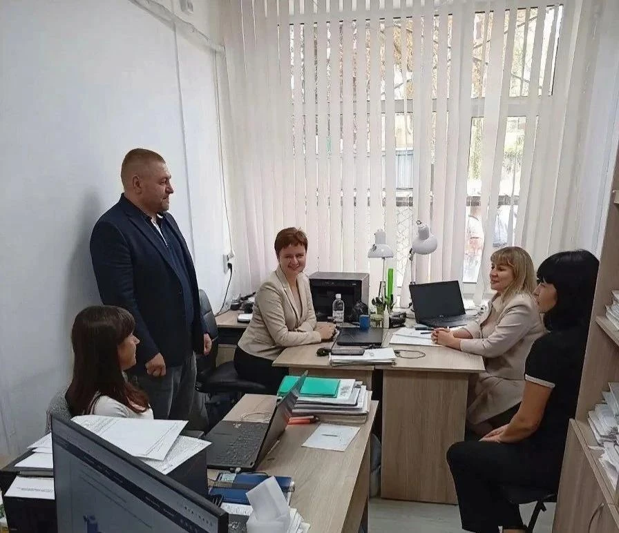 Сегодня депутат Тельмановского муниципального совета Максим Скрипка встретился с коллективом совета