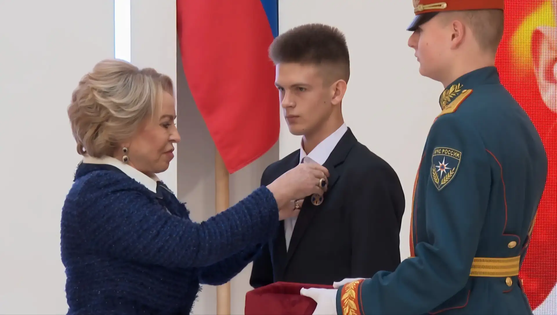Луганский школьник спас друга после подрыва на мине и получил медаль по указу Президента России