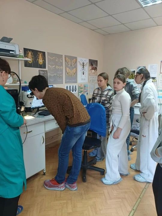 Учащиеся общеобразовательной школы № 4, активно осваивающие тонкости сельскохозяйственного производства на занятиях «Агрокласса», и на каникулах нашли время для «повышения квалификации» Учащиеся общеобразовательной школы № 4, активно осваивающие тонкости сельскохозяйственного производства на занятиях «Агрокласса», и на каникулах нашли время для «повышения квалификации»