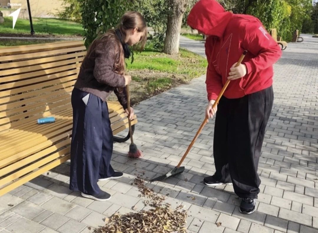 Эко-марафон Первых: листья — в мешки, порядок — в парк! Эко-марафон Первых: листья — в мешки, порядок — в парк!
