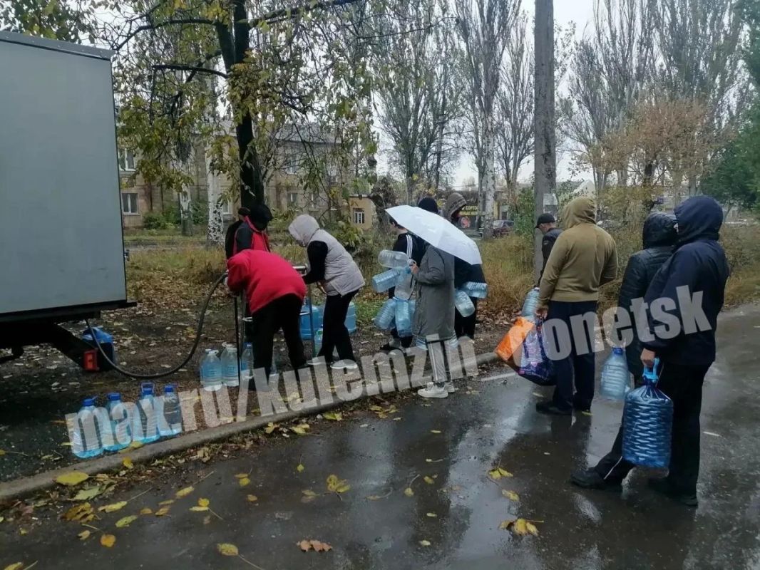 Производители питьевой воды нашего города, видя сложную ситуацию с электроснабжением в Киевском районе, продолжают оказывать помощь землякам Производители питьевой воды нашего города, видя сложную ситуацию с электроснабжением в Киевском районе, продолжают оказывать помощь землякам
