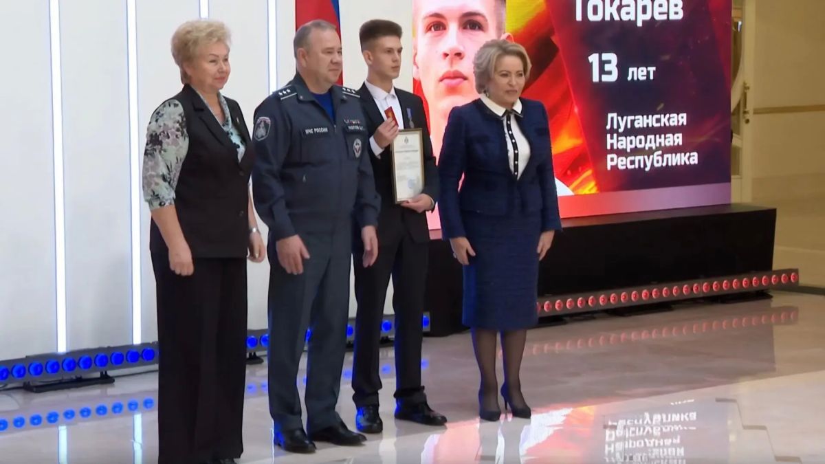 Гордимся нашим земляком!. Учащийся луганской гимназии №52 Ростислав Токарев удостоен памятной медали Совета Федерации «За проявленное мужество» — награду ему вручили в Москве в рамках проекта «Дети-герои» Гордимся нашим земляком!. Учащийся луганской гимназии №52 Ростислав Токарев удостоен памятной медали Совета Федерации «За проявленное мужество» — награду ему вручили в Москве в рамках проекта «Дети-герои»