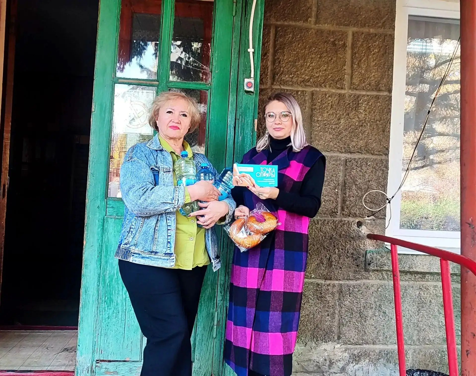 Мы вместе, и это важно!. Председатель Совета женщин Тореза Марина Зверева и Психолог АНО «СПЦ „Точка опоры“» Людмила Шишалова встретились с нашими героями, участниками СВО, которые сейчас проходят лечение