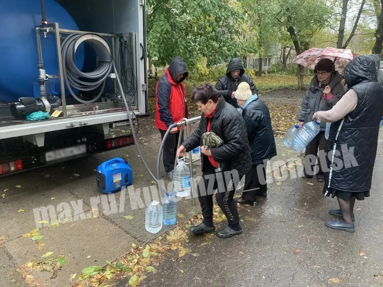 Производители питьевой воды нашего города, видя сложную ситуацию с электроснабжением в Киевском районе, продолжают оказывать помощь землякам
