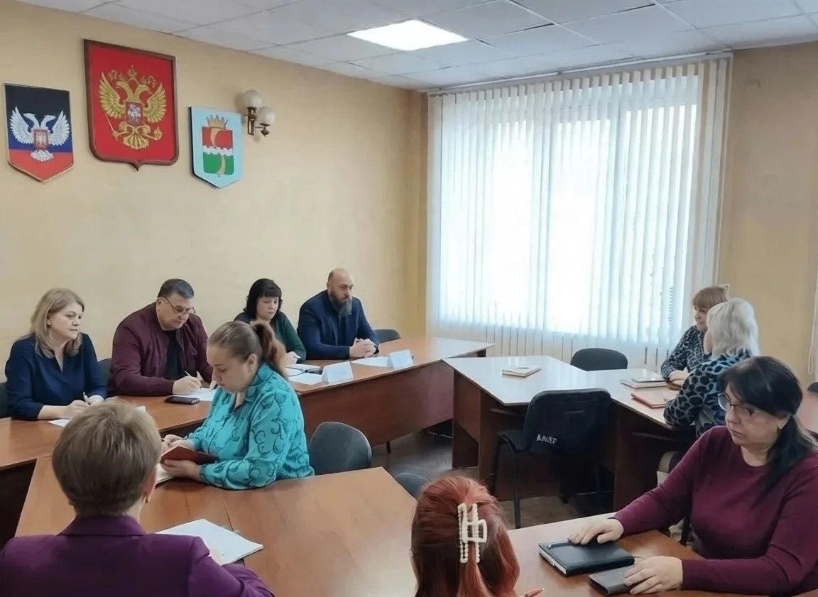 Секретарь Амвросиевского местного отделения Партии «Единая Россия» Игорь Лызов встретился с секретарями первичных отделений и звеньевыми